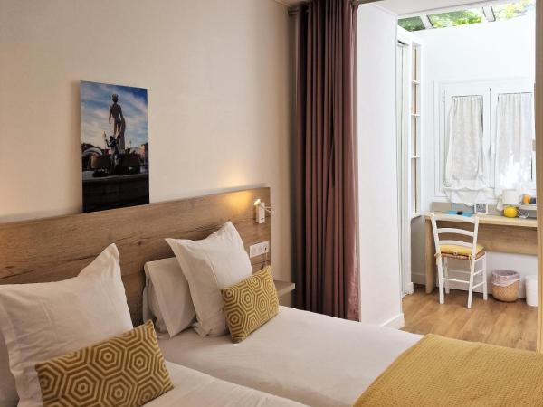 Hôtel de la Fontaine : photo 6 de la chambre chambre double - vue sur terrasse - rez-de-chaussée