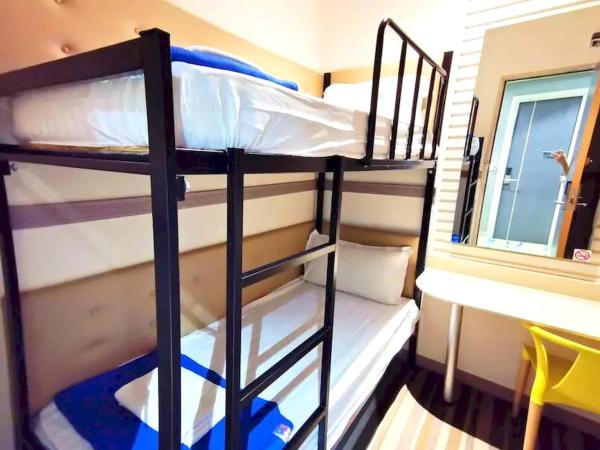 Capital O 75451 Podstel Hostel Bangkok : photo 9 de la chambre lit simple dans dortoir pour hommes