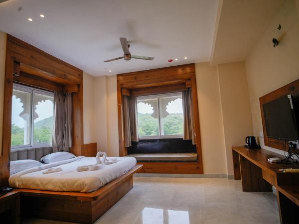 The Ekling Garh Hotel & Resort : photo 2 de la chambre chambre double - vue sur montagne