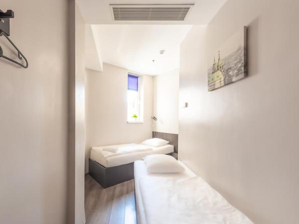 Minimino hotel : photo 2 de la chambre petite chambre lits jumeaux