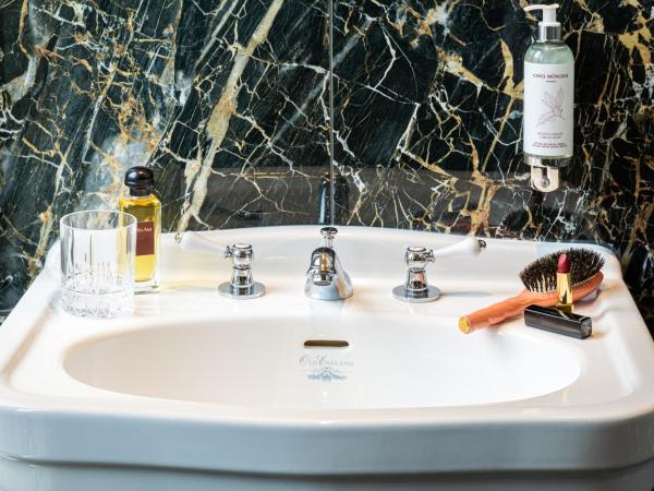 Hôtel & SPA Napoléon : photo 8 de la chambre chambre lit queen-size supérieure avec accès au spa