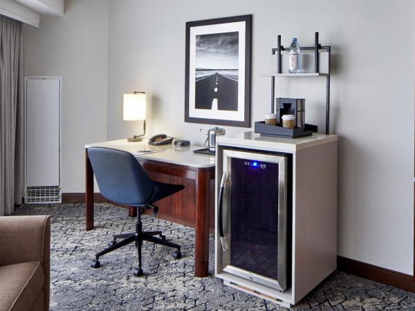 Sheraton Indianapolis Hotel at Keystone Crossing : photo 3 de la chambre suite lit king-size avec canapé-lit