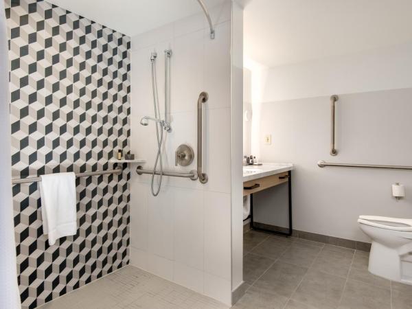 The Duniway Portland, A Hilton Hotel : photo 1 de la chambre chambre lit king-size avec douche accessible en fauteuil roulant - adaptée aux personnes à mobilité réduite