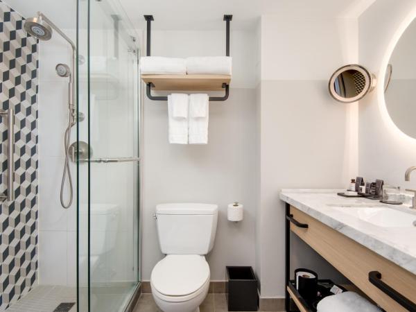 The Duniway Portland, A Hilton Hotel : photo 7 de la chambre hébergement lit king-size premier - vue sur ville