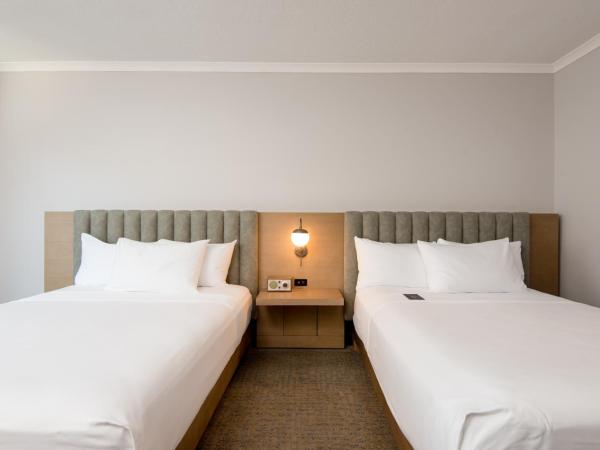 The Duniway Portland, A Hilton Hotel : photo 2 de la chambre chambre avec 2 grands lits queen-size 