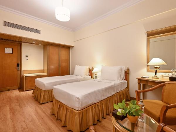 Fariyas Hotel Mumbai , Colaba : photo 4 de la chambre deluxe double room with complimentary welcome drink and 20% discount on food and soft beverages.