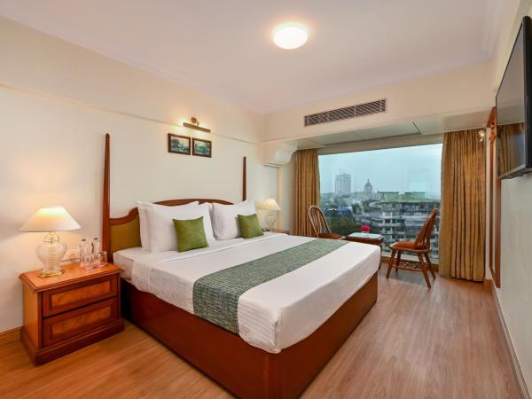Fariyas Hotel Mumbai , Colaba : photo 9 de la chambre suite room with mini bar hamper (non-alcoholic), bottle of wine, chef’s choice veg or non-veg platter, 4 pieces of laundry & unlimited drinks between 18:30 and 19:30 at tamarind restaurant (t&c apply)