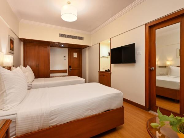 Fariyas Hotel Mumbai , Colaba : photo 4 de la chambre superior room with complimentary welcome drink and 20% discount on food and soft beverages.