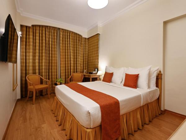 Fariyas Hotel Mumbai , Colaba : photo 1 de la chambre superior room with complimentary welcome drink and 20% discount on food and soft beverages.