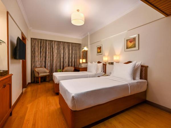 Fariyas Hotel Mumbai , Colaba : photo 2 de la chambre superior room with complimentary welcome drink and 20% discount on food and soft beverages.