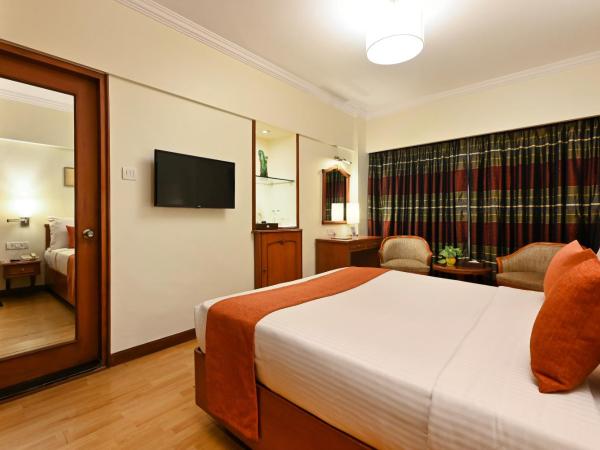 Fariyas Hotel Mumbai , Colaba : photo 3 de la chambre superior room with complimentary welcome drink and 20% discount on food and soft beverages.