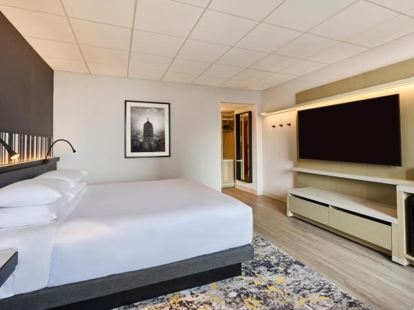 Hyatt Regency Chicago : photo 3 de la chambre chambre lit king-size pour personnes à mobilité réduite avec douche accessible aux personnes à mobilité réduite