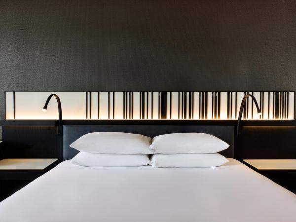 Hyatt Regency Chicago : photo 5 de la chambre chambre lit king-size pour personnes à mobilité réduite avec douche accessible aux personnes à mobilité réduite