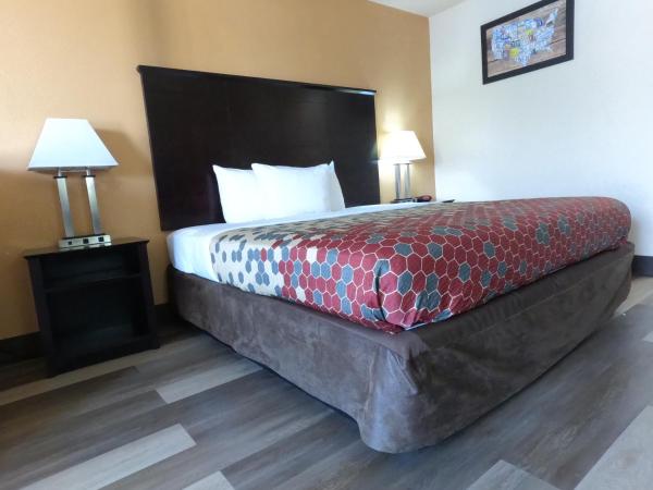 Econo Lodge Inn & Suites Downtown Northeast near Fort Sam Houston : photo 8 de la chambre suite lit king-size – non-fumeurs