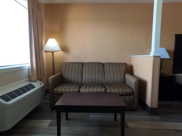 Econo Lodge Inn & Suites Downtown Northeast near Fort Sam Houston : photo 7 de la chambre suite lit king-size – non-fumeurs