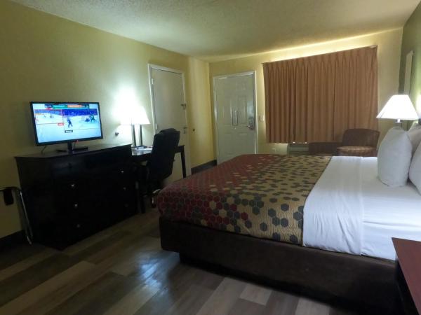 Econo Lodge Inn & Suites Downtown Northeast near Fort Sam Houston : photo 2 de la chambre chambre lit king-size - non-fumeurs