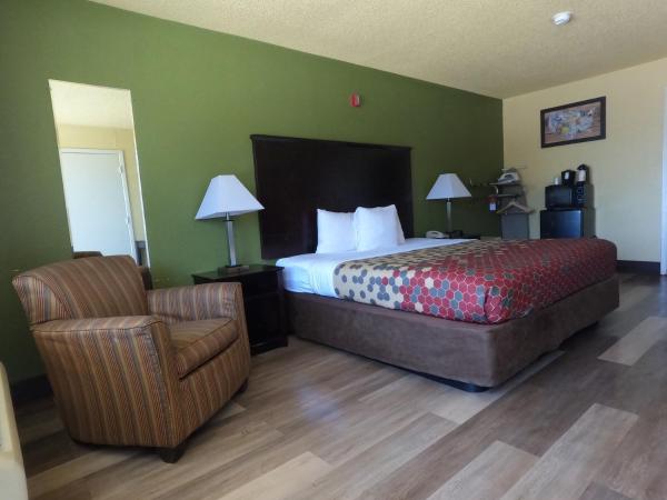 Econo Lodge Inn & Suites Downtown Northeast near Fort Sam Houston : photo 1 de la chambre chambre lit king-size - non-fumeurs