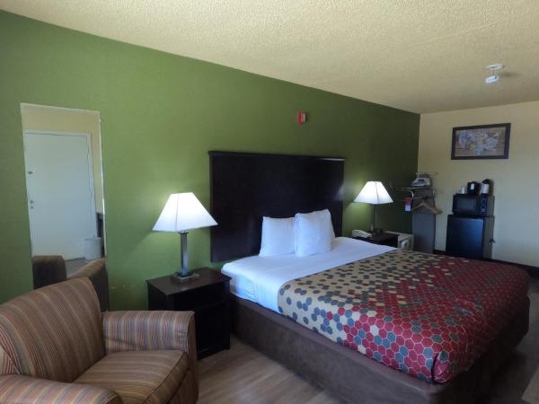 Econo Lodge Inn & Suites Downtown Northeast near Fort Sam Houston : photo 6 de la chambre chambre lit king-size - non-fumeurs