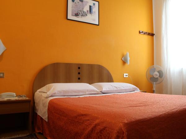 Hotel Tirreno : photo 2 de la chambre chambre double standard avec salle de bains commune