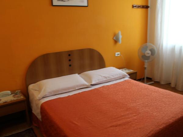 Hotel Tirreno : photo 4 de la chambre chambre double standard avec salle de bains commune