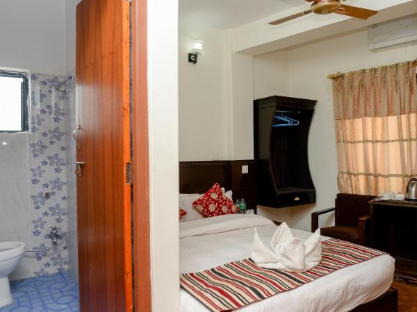 Hotel Admire Pokhara Pvt. Ltd. : photo 4 de la chambre chambre lit king-size - vue sur montagne