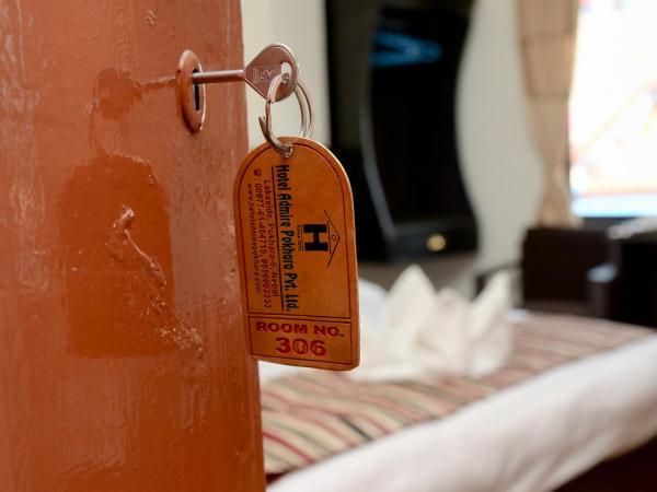 Hotel Admire Pokhara Pvt. Ltd. : photo 5 de la chambre chambre lit king-size - vue sur montagne