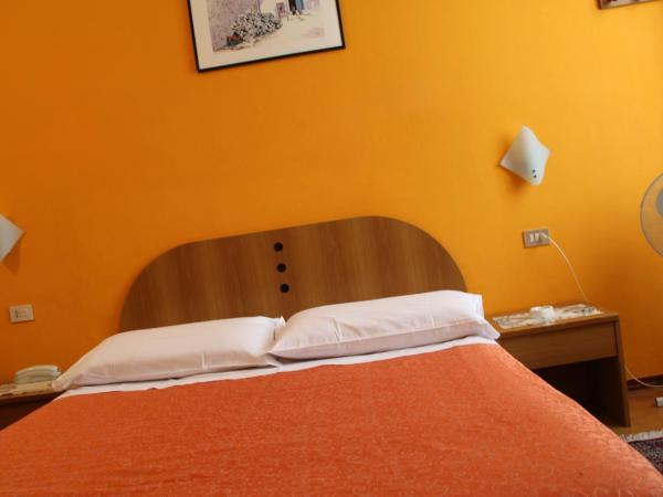 Hotel Tirreno : photo 3 de la chambre chambre double standard avec salle de bains commune