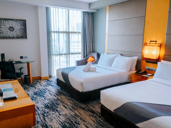 The Waterfront Hotel Kuching : photo 3 de la chambre premier family (city view)
