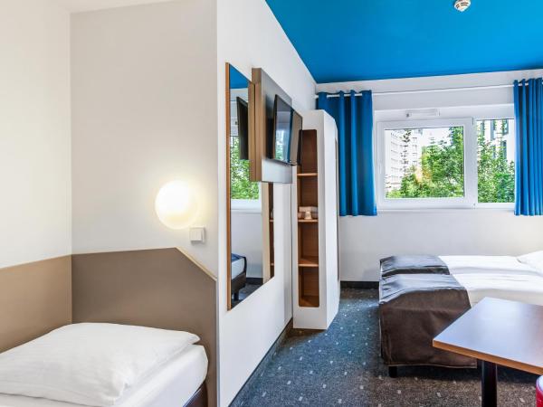 B&B Hotel Hamburg City-Ost : photo 1 de la chambre chambre triple