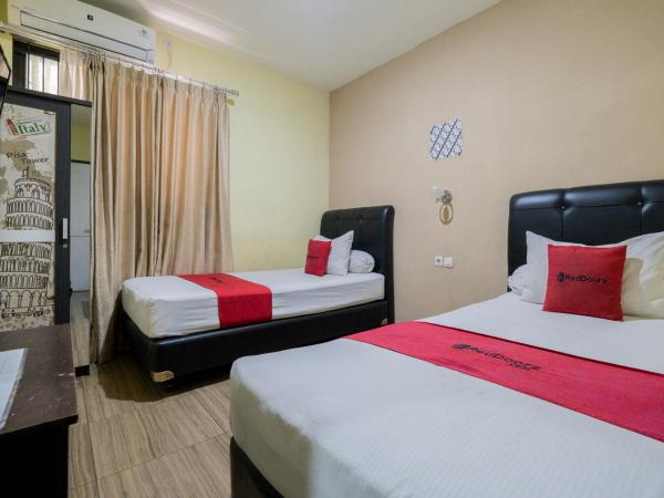 RedDoorz near Surabaya Town Square : photo 1 de la chambre chambre lits jumeaux