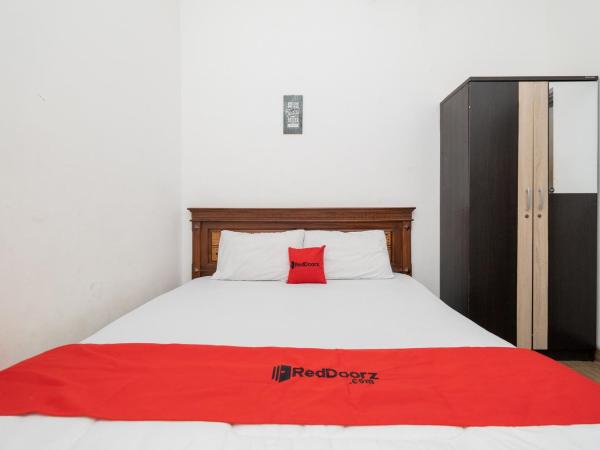 RedDoorz At Nginden Surabaya : photo 7 de la chambre chambre double standard