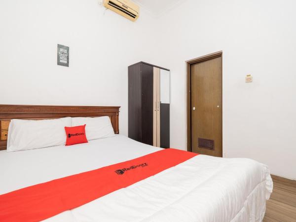 RedDoorz At Nginden Surabaya : photo 5 de la chambre chambre double standard