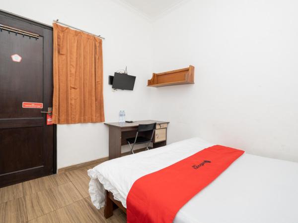 RedDoorz At Nginden Surabaya : photo 3 de la chambre chambre double standard