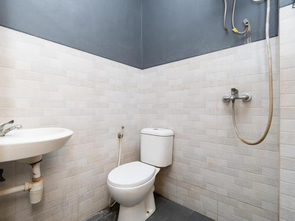 RedDoorz At Nginden Surabaya : photo 9 de la chambre chambre double standard