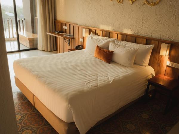 Natee The Riverfront Hotel Kanchanaburi : photo 3 de la chambre chambre double ou lits jumeaux deluxe avec balcon