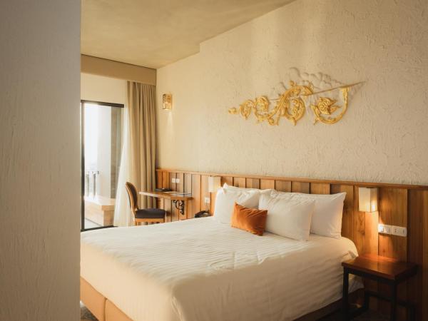 Natee The Riverfront Hotel Kanchanaburi : photo 1 de la chambre chambre double ou lits jumeaux deluxe avec balcon