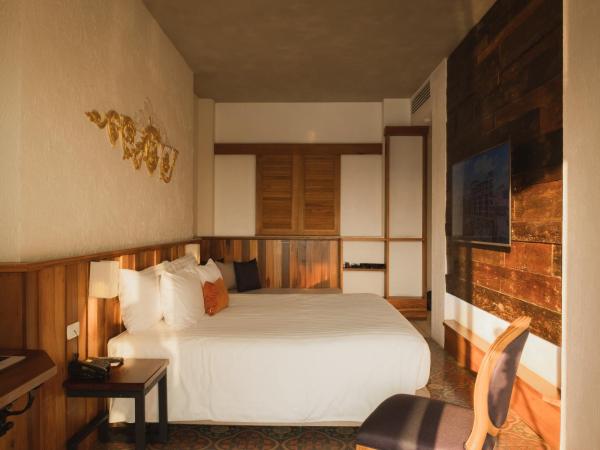 Natee The Riverfront Hotel Kanchanaburi : photo 2 de la chambre chambre double ou lits jumeaux deluxe avec balcon