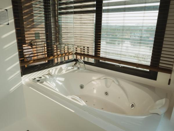 Natee The Riverfront Hotel Kanchanaburi : photo 7 de la chambre chambre double ou lits jumeaux deluxe avec balcon