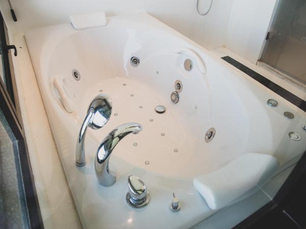 Natee The Riverfront Hotel Kanchanaburi : photo 8 de la chambre chambre double ou lits jumeaux deluxe avec balcon