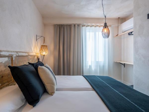 Hostal Boutique Es Menut : photo 6 de la chambre chambre quadruple avec balcon 