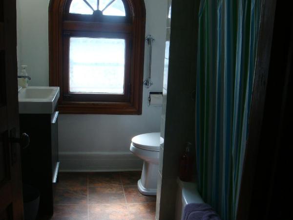 A Moment in Time Bed and Breakfast : photo 5 de la chambre chambre avec lit king-size et salle de bains externe privative