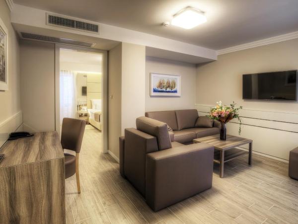 Hotel Vila Rova : photo 2 de la chambre suite 1 chambre avec terrasse et vue sur mer