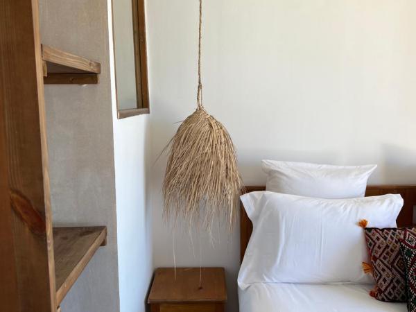 Blue Waves Surf House : photo 2 de la chambre chambre double deluxe avec balcon - vue sur mer