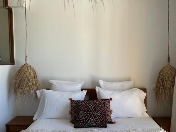 Blue Waves Surf House : photo 1 de la chambre chambre double deluxe avec balcon - vue sur mer