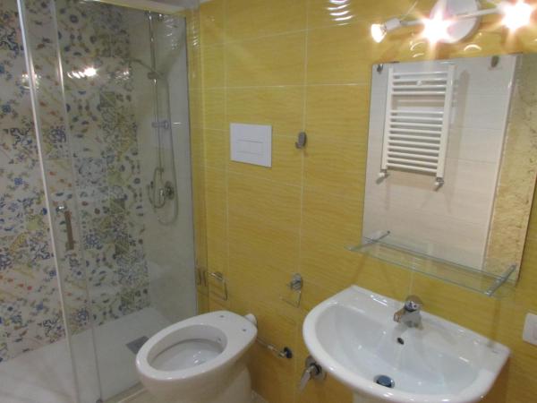 Enzo Home : photo 10 de la chambre chambre double avec salle de bains privative