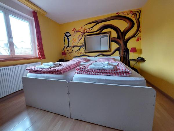 Oldtown Hostel Otter : photo 5 de la chambre chambre lits jumeaux avec salle de bains