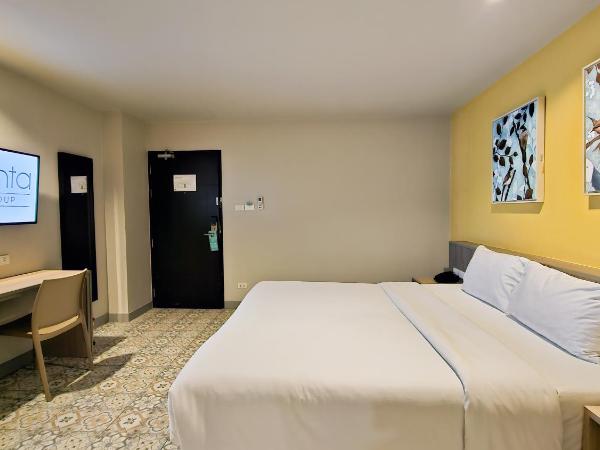 Recenta Suite Phuket Suanluang : photo 8 de la chambre chambre double avec baignoire spa
