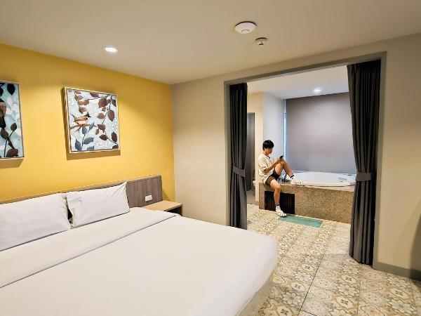 Recenta Suite Phuket Suanluang : photo 1 de la chambre chambre double avec baignoire spa