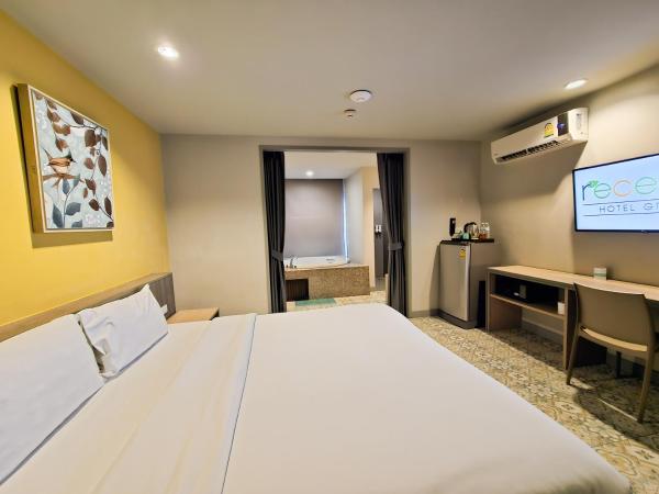 Recenta Suite Phuket Suanluang : photo 7 de la chambre chambre double avec baignoire spa
