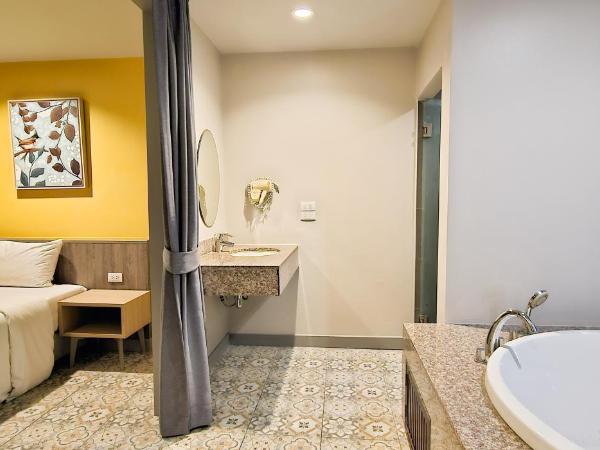 Recenta Suite Phuket Suanluang : photo 6 de la chambre chambre double avec baignoire spa